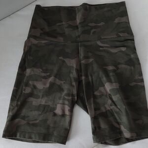 OLD NAVY Camo Print High-Waisted Biker Shorts Size L.